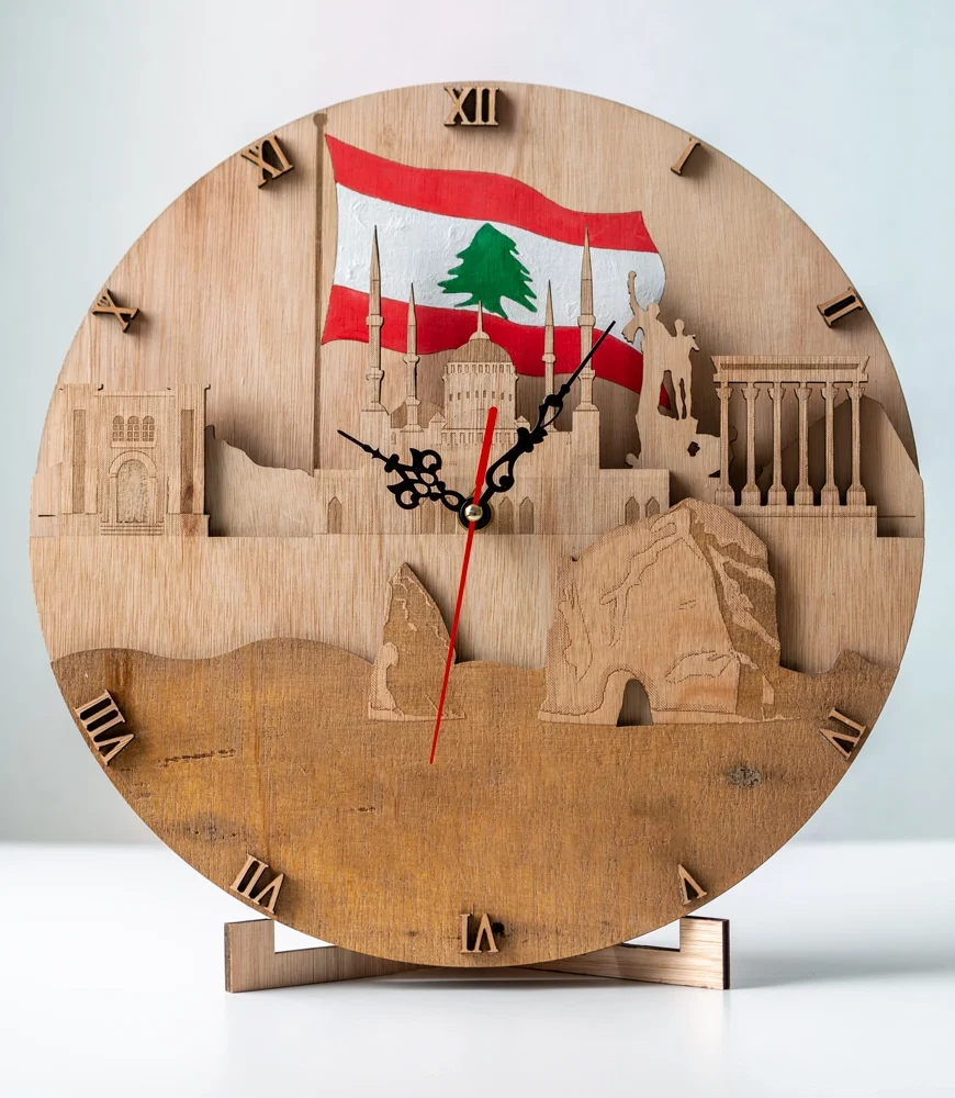 Une horloge en bois surmontée d'une skyline du Liban